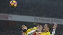 Pemain Arsenal, Gabriel (tengah) berebut bola dengan para pemain Watford pada pekan ke-23 Premier League di Emirates stadium, London, Selasa (31/1/2017). Arsenal kalah 1-2. (AP/Frank Augstein)
