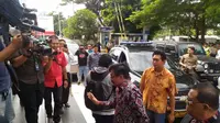 Rangkulan Djarot untuk Tukang Bubur Pengadang Kampanyenya
