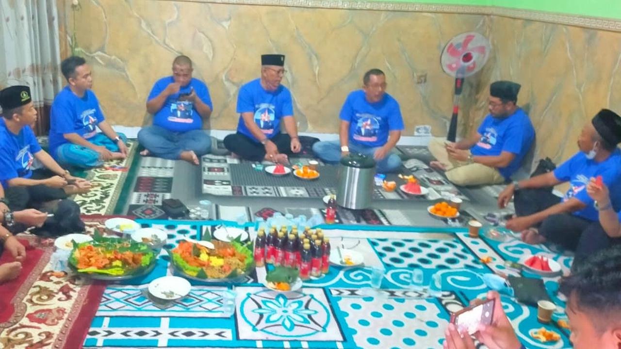 Sejumlah DPC Demokrat Jatim pendukung Bayu Airlangga menggelar doa bersama. (Dian Kurniawan/Liputan6.com)