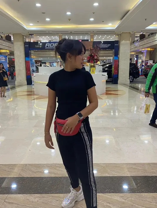 Saat mengunjungi pusat perbelanjaan mall, gaya Happy Asmara pun tetap simpel dengan kenakan outfit serba hitam. Gaya simpelnya ini malah membuat Happy Asmara terlihat kece. Netizen pun terpukau dengan gaya simpel dari pelantun lagu Wes Tatas. (Liputan6.com/IG/@happy_asmara77)