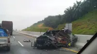 Mobil hancur setelah terlibat kecelakaan dengan truk di Tol Pekanbaru - Dumai. (Liputan6.com/Istimewa)
