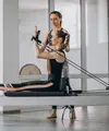 Pilates bukan hanya olahraga, tapi juga sarana menyeimbangkan tubuh dan pikiran. (Foto: senivpetro/Freepik)