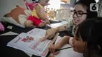Orang tua mengajari anaknya belajar di rumah di kawasan Cinere, Jakarta, MInggu (5/4/2020). Gubernur DKI Jakarta Anies Baswedan memperpanjang kegiatan belajar dari rumah bagi pelajar di Jakarta hingga 19 April 2020. (Liputan6.com/Faizal Fanani)