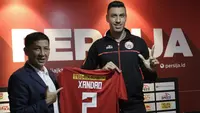 Pemain baru Persija Jakarta, Alexander Luiz Reame, menunjukan jersey yang akan digunakan nanti saat konferensi pers perkenalan dirinya di kantor Persija Jakarta, Jakarta, Jumat (30/8). Persija kenalkan pemain asing baru untuk mengarungi putaran 2 Liga 1. (Bola.com/Yoppy Renato)