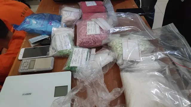 Barang bukti kasus narkoba jenis sabu dan ekstasi yang dikendalikan narapidana Lapas Pekanbaru.