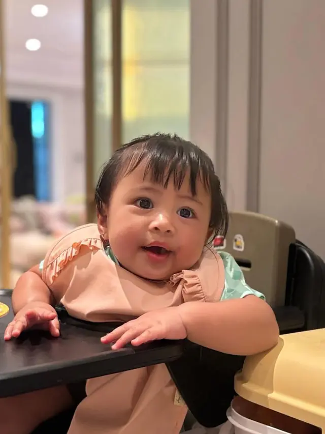 Ekspresi Lily saat makan bikin salfok! (credit:instagram.com/raffinagita1717)