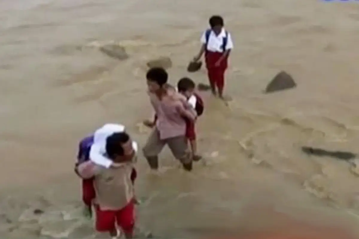 VIDEO: Menantang Maut Sebrangi Sungai Demi Sekolah dan Bekerja