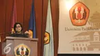 Menteri Keuangan Sri Mulyani Indrawati memaparkan pandangannya pada kuliah umum di Graha Sanusi Unpad, Kota Bandung, Selasa (29/11). Sri Muyani mengangkat tema Membangun Fondasi Demi Pertumbuhan yang Lebih Berkelanjutan. (Liputan6.com/Yoppy Renato)
