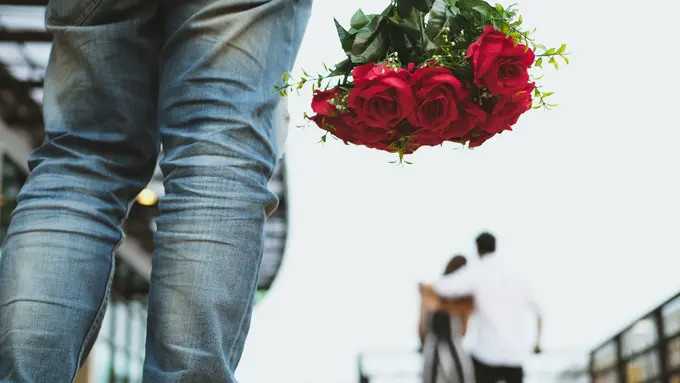 Pria Ini Melihat Tunangannya Jalan dengan Orang Lain