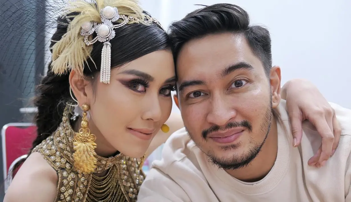 Jeje dan Syahnaz memiliki perbedaan usia yang cukup jauh. Sekarang ini usia Jeje sudah 34 tahun sedangkan Syahnaz baru menginjak 24 tahun. Meski begitu, keduanya tetap terlihat harmonis dan bisa bersatu. (Instagram/syahnazs)