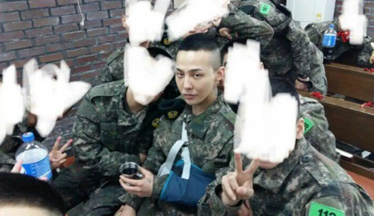 Sebelumnya diberitakan jika G-Dragon mengalami kecelakaan saat berlatih sehingga menyebabkan pergelangan tangannya cedera. (Foto: Allkpop.com)