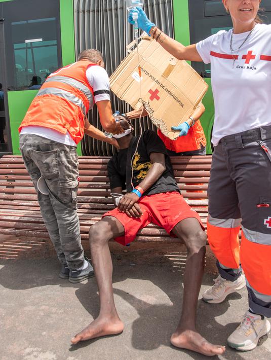 Kepulauan Spanyol telah lama menjadi daya tarik bagi para migran yang mencari kehidupan yang lebih baik di Eropa, dengan banyak kapal yang berangkat dari garis pantai Maroko, Sahara Barat, Mauritania, dan Senegal. (Handout / SPANISH RED CROSS / AFP)