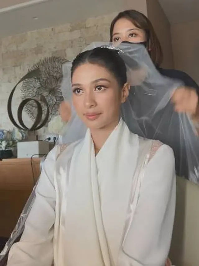 Detail makeup Mikha Tambayong di hari pernikahan (Sumber: Instagram/evalovira)