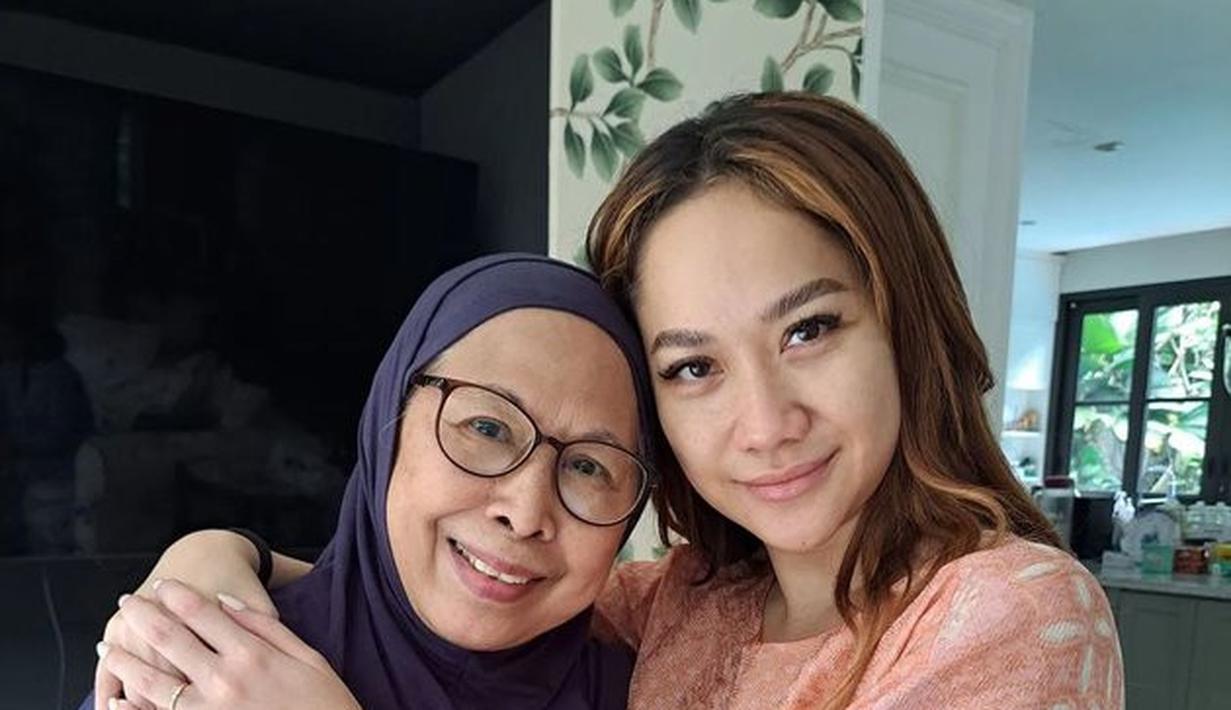Momen itu juga jadi kesempatan untuk berkumpul dengan BCL. Tampak BCL memeluk ibu mertuanya.  (instagram.com/bclsinclair)