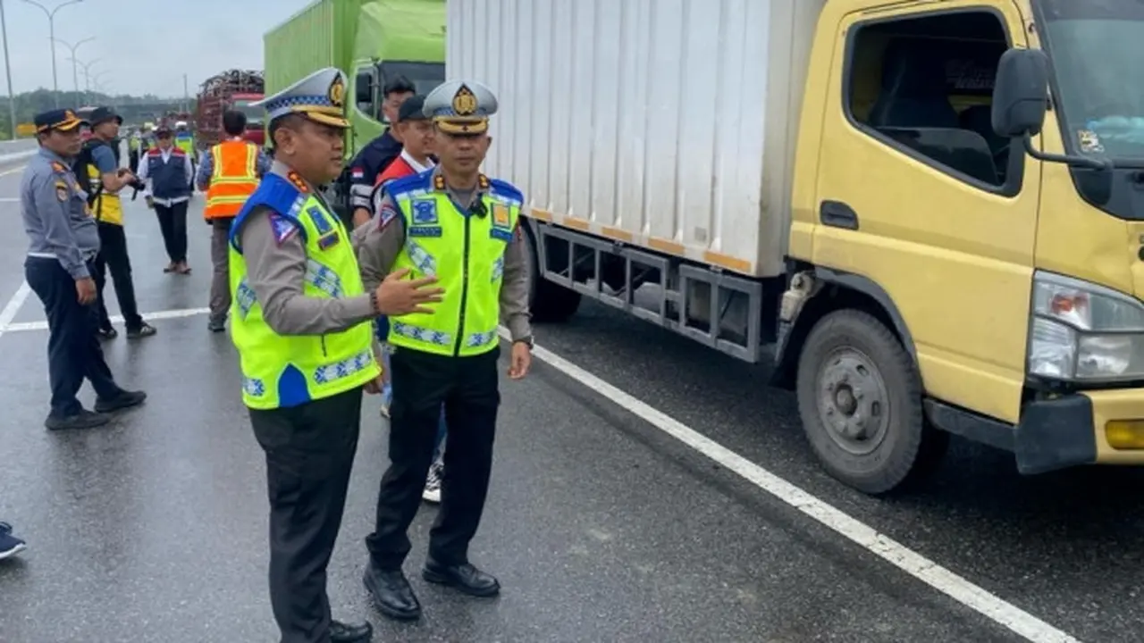 Direktur Lalu Lintas Polda Riau memantau pemberlakuan alat pendeteksi truk ODOL di Tol Pekanbaru-Dumai.