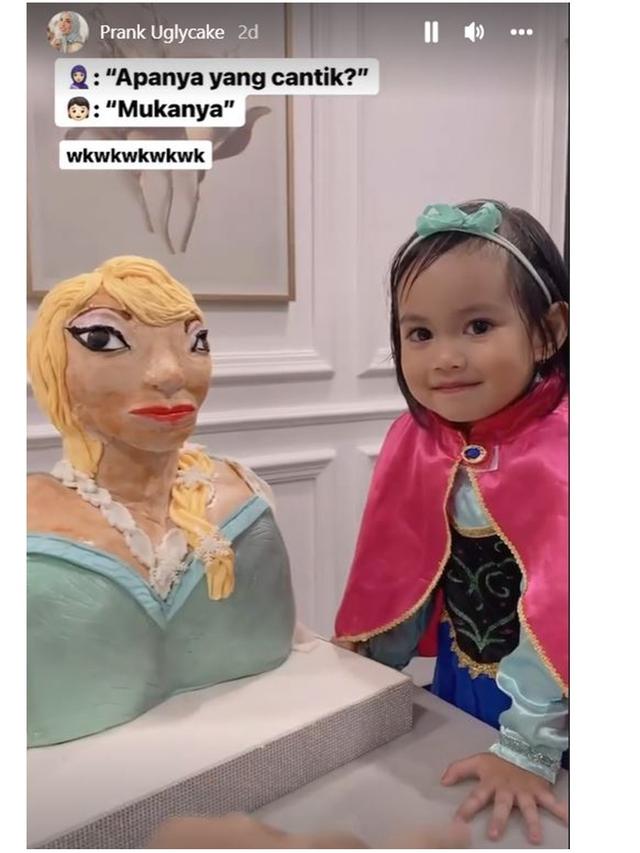 6 Potret Anak Fitri Tropica saat Dapat 'Ugly Cake', Ekspresinya Kocak