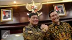 Luhut Binsar Pandjaitan (Kanan) salam komando dengan Tedjo Edhy Purdijanto usai sertijab menteri di kantor Kemenkopolhukam , Jakarta, Kamis (13/8/2015). Luhut resmi menggantikan Tedjo Edhy Purdijatno sebagai Menko Polhukam. (Liputan6.com/Faizal Fanani)