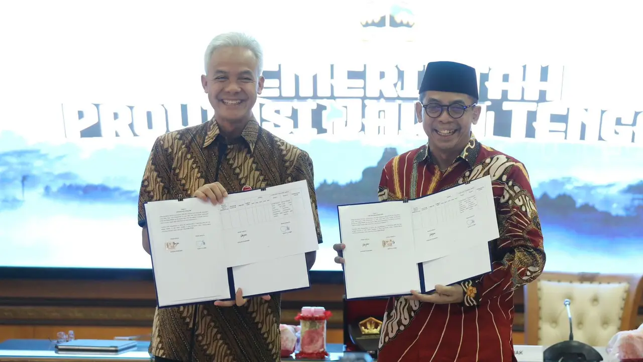Gubernur Jawa Tengah (Jateng) Ganjar Pranowo bersama Dirjen Pajak Suryo Utomo meneken nota kesepahaman (MoU) terkait pengelolaan data pajak. (Istimewa)