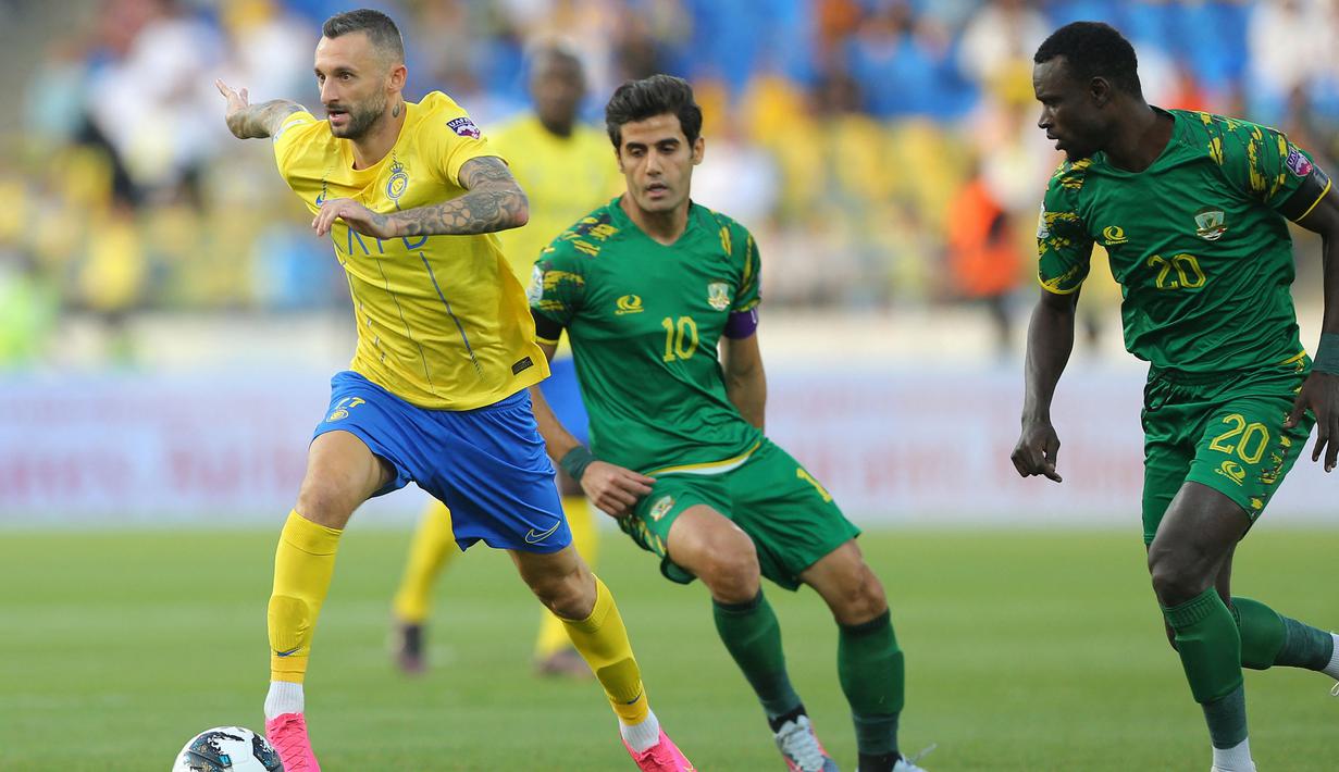 Gelandang Al Nassr, Marcelo Brozovic (kiri) menguasai bola saat menghadapi Al-Shorta pada laga semifinal Piala Champions Arab di Prince Sultan bin Abdul Aziz Stadium, Abha (9/8/2023). Setelah 7 musim membela Inter Milan, Marcelo Brozovic akhirnya memilih hengkang ke klub Arab Saudi, Al Nassr pada awal musim 2023/2024. Ia didatangkan klub yang juga diperkuat Cristiano Ronaldo dengan mahar 18 juta euro dan terikat kontrak selama 3 tahun hingga 30 Juni 2026. (AFP/Abdullah Mahdi)