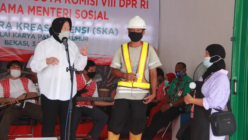 Menteri Sosial, Tri Rismaharini bersama Anggota Komisi VIII DPR RI berkunjung ke Sentra Kreasi Atensi di Balai Pangudi Luhur, Bekasi Timur, Kota Bekasi, Jawa Barat, Rabu (3/3/2021).