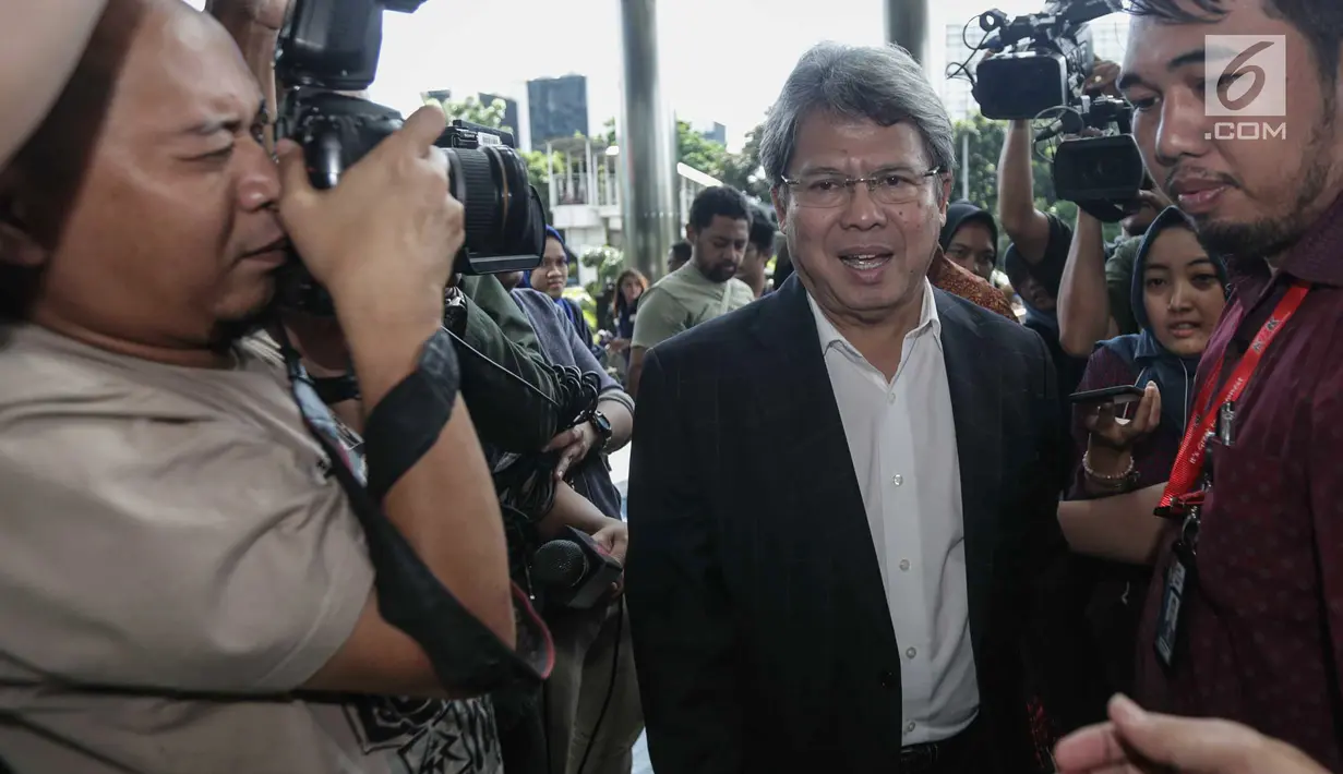 Pengacara Todung Mulya Lubis tiba di Gedung KPK untuk memenuhi pemeriksaan ulang, Jakarta, Jumat (22/12). Todung sempat dipanggil untuk diperiksa pada Kamis (14/12/2017) namun tidak hadir. (Liputan6.com/Faizal Fanani)