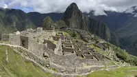 Pemandangan umum reruntuhan Inca kuno Machu Picchu untuk pertama kalinya setelah ditutup untuk umum, di atas lembah Urubamba, Peru, Rabu (15/2/2023). Rombongan turis pertama terlihat memasuki taman arkeologi pagi-pagi sekali, memanfaatkan hari cerah yang tidak biasa saat mereka mengunjungi berbagai situs dan kuil suci yang membentuk "llaqta" ("benteng" di Quechua). (Carolina Paucar / AFP)