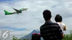 Warga menyaksikan pesawat komersial take off dari bandara Adisucipto,Yogyakarta, (6/2).Setelah di tutup pada 5/2 sore kemaren akibat cuaca buruk, bandara di buka kembali mengantisipasi lonjakan penumpang jelang liburan imlek. (Liputan6.com/Boy Harjanto)