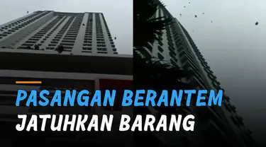 Barang-barang berjatuhan dari atas gedung apartemen. Aksi itu terjadi di Tower 3 Thamrin Residence Tanah Abang, Jakarta Pusat.