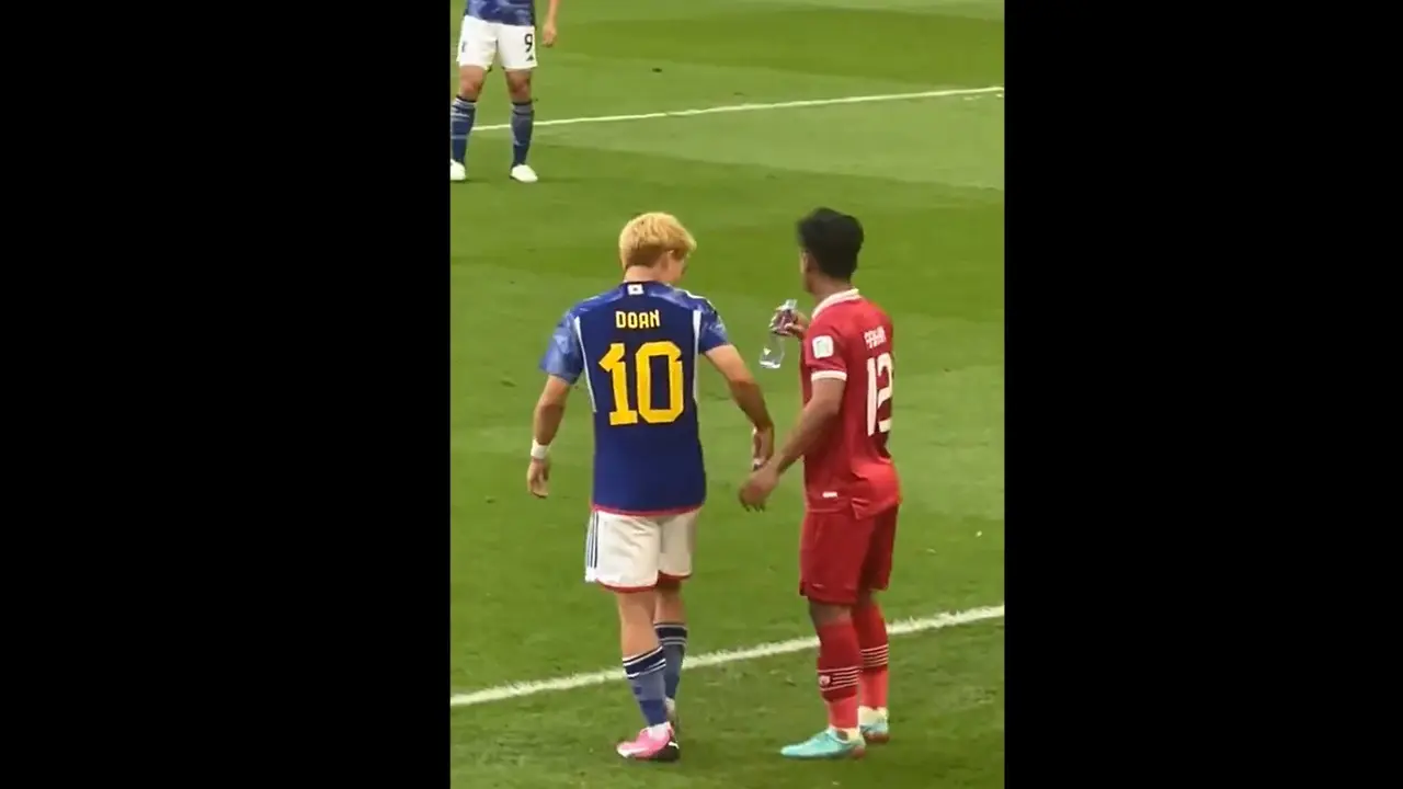 Momen Ritsu Doan memberikan botol air kemasan ke Pratama Arhan di sela pertandingan Indonesia vs Jepang di ajang Piala Asia 2023