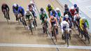 Sejumlah pebalap sepeda berkompetisi pada nomor elimination race putri UCI Track Nation Cup 2023 di Jakarta International Velodrome, Rawamangun, Jakarta, Jumat (24/2/2023). (Bola.com/Bagaskara Lazuardi)