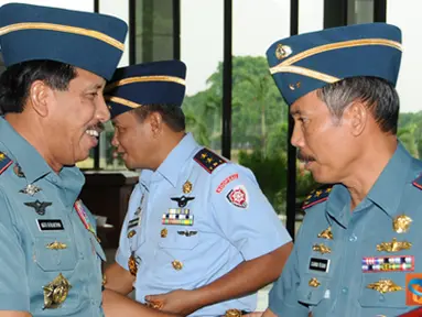 Citizen6, Jakarta: Panglima TNI Laksamana TNI Agus Suhartono mengucapkan selamat kepada Laksma TNI Tri Prasodjo dan Laksma TNI Dr. Suwarno K, yang selanjutnya akan menjabat sebagai Staf Khusus Kasal. (Pengirim: Badarudin Bakri). 
                        