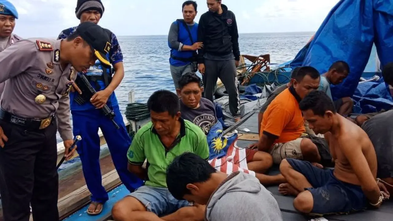 Penangkapan kapal KLM Motor Eka Putri oleh Tim Gabungan yang kedapatan membawa 50 ton amonium nitrat yang diduga akan digunakan sebagai bahan baku pembuatan bom ikan. (Dok KKP)