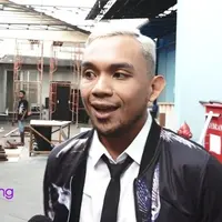 Hubungan Fakhrul Razi dan Rina Nose diterpa kabar miring sejak pernikahan mereka berdua ditunda. Mulai dari orang ketiga hingga hubungan rekayasa, kini menjadi perbincangan dalam hubungan mereka. Saat ini Rina Nose tengah berlibur di New York. Ada ap...