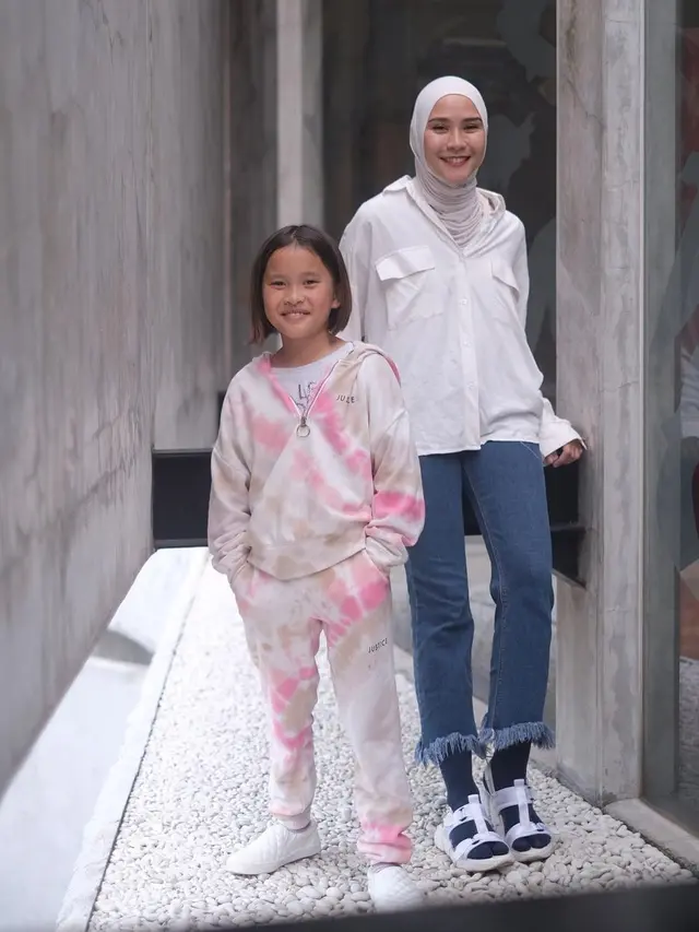 Terharu Anak Mulai Berhijab, Ini 5 Momen Zaskia Adya Mecca Momong Kala Madali