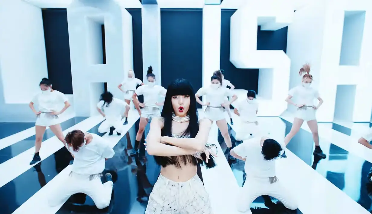 Secara lagu, aransemen, dan video musik, Lisa berhasil membayar penantian lama fans dengan kualitas terbaik. (YouTube BLACKPINK)
