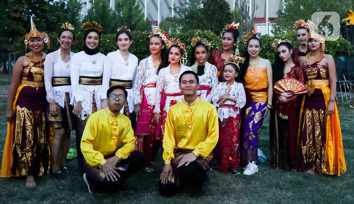 Sejumlah penari foto bersama usai membawakan tarian Bali pada acara Asia Fest 2023 di Arena Nasional, Bucharest, Rumania, Minggu (24/9/2023). (Liputan6.com/Herman Zakharia)