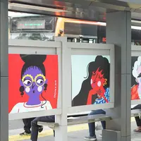 Suasana halte bus yang dihiasi karya seni rupa di Jalan Jenderal Sudirman, Jakarta, Selasa (27/8/2019). Karya seni yang dipajang di halte bus dan stasiun MRT tersebut dibuat dalam rangkaian acara Jakarta Art Week 2019. (Liputan6.com/Immanuel Antonius)