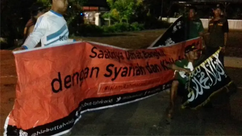 Penurunan atribut khilafah yang diduga dipasang oleh HTI Cilacap. (Foto: Liputan6.com/Banser Cilacap/Muhamad Ridlo)