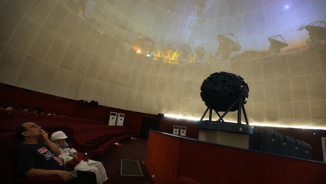 Pengunjung Planetarium Jakarta Mengular, Ada yang Datang Sejak Jam 5 Subuh Demi Mengantre Tiket