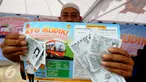 Calon pemudik menunjukkan formulir berikut kelengkapannya di posko Ayo Mudik Kemenhub di Pasar Kebayoran Lama, Jakarta, Selasa (17/5/2016). Posko ini dibuka di beberapa lokasi secara bergantian hingga 12 Juni mendatang. (Liputan6.com/Helmi Fithriansyah)