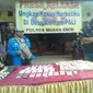 Anggota Polres Muara Enim mengamankan narkoba jenis sabu di rumah bandar narkoba di Kabupaten PALI Sumsel (dok.istimewa / Nefri Inge)