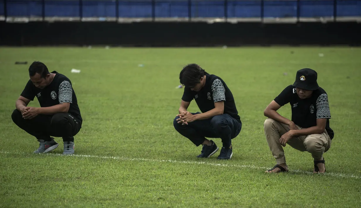 Evan Dimas (kanan) terlihat terpukul atas tragedi yang menewaskan 125 orang tersebut. (AFP/Juni Kriswanto)