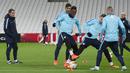Pelatih Athletic, Ernesto Valverde, memimpin latihan jelang laga Liga Europa melawan Marseille di Stadion Velodrome, Marseille, Rabu (17/2/2016). Valverde ditunjuk sebagai pelatih Barcelona menggantikan Luis Enrique. (EPA/Olivier Anrigo)