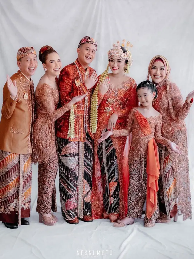 7 Potret Resepsi Kedua Pernikahan Syifa Adik Ayu Ting Ting, Usung Adat Sunda