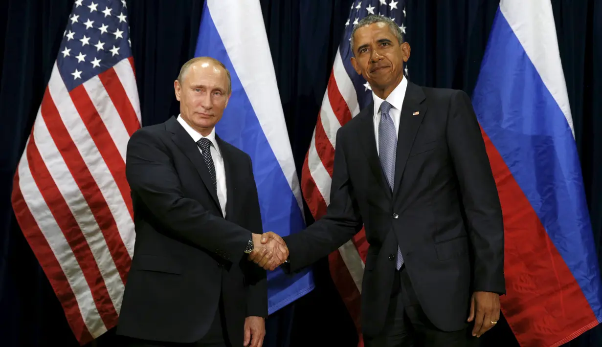 Presiden AS, Barack Obama berjabat tangan dengan Presiden Rusia, Vladimir Putin saat bertemu pada Sidang Umum PBB di New York, Senin (28/9/2015). (REUTERS/Kevin Lamarque)