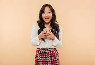 Ilustrasi Wanita Memegang Handphone Bermain HP / Freepik by drobotdean