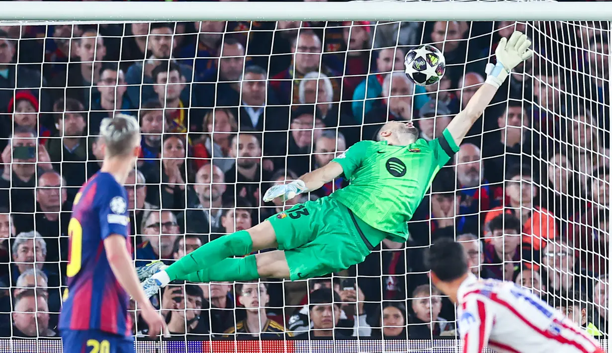 Kiper Barcelona, Joan Garcia, gagal menghalau tendangan bebas pemain Atletico Madrid, Julian Alvarez, pada leg pertama perempat final Liga Champions 2025/2026 di Stadion Camp Nou, Kamis (9/4/2026). (AFP/Josep Lago)
