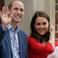 Pangeran William dan Kate Middleton memperkenalkan anak ketiga mereka sebelum meninggalkan Rumah Sakit St Mary's di London, Senin (23/4). Sebuah pemandangan mencuri perhatian terlihat pada kemunculan Kate dan William kali ini. (AP/Kirsty Wigglesworth)