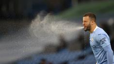 Pemain Manchester City, Kyle Walker menyemburkan air dari mulutnya saat pertandingan lanjutan Liga Inggris melawan Wolverhampton Wanderers. (Foto: AFP/Pool/Carl Recine)