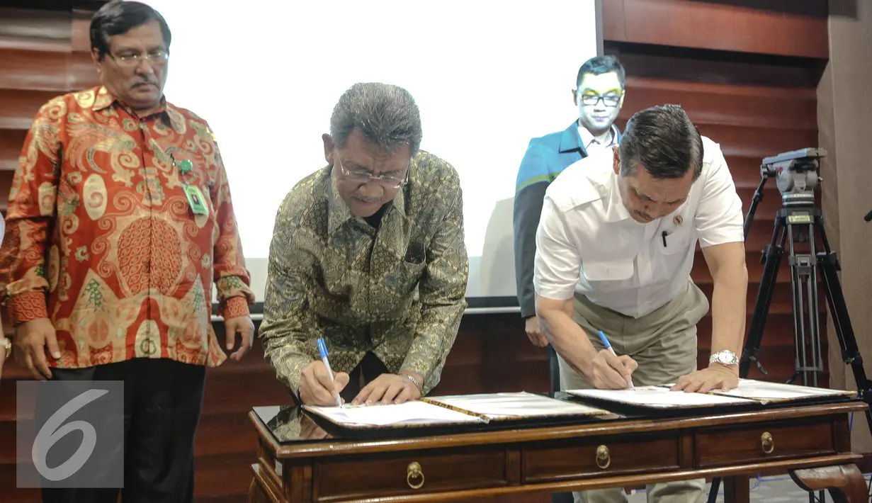 Kantor Staf Presiden dan Badan Pengawasan Keuangan dan Pembangunan (BPKP) menandatangani nota kesepahaman pengawasan serta pengendalian program prioritas nasional di Gedung Bina Graha, Jakarta, Jumat (10/7/2015). (Liputan6.com/Faizal Fanani)